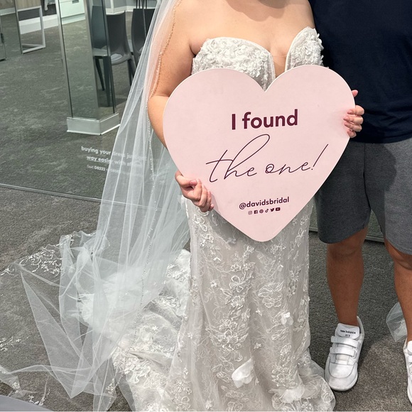 NWT David’s Bridal Scalloped Sparkle Cathedral Veil In Ivory - Picture 6 of 10